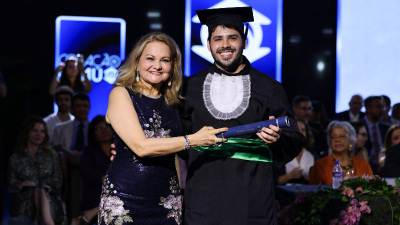 Cerimônia ocorre durante a Colação de Grau e é conduzida pela presidente da Fundação Edson Queiroz, Lenise Queiroz Rocha (Foto: Ares Soares)