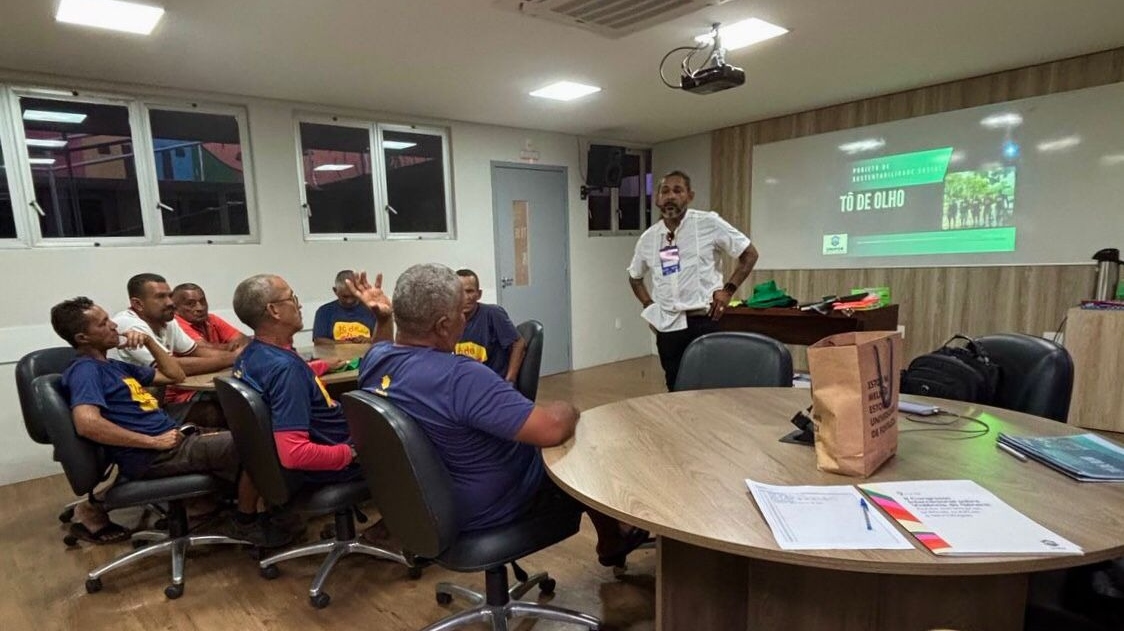 Oficina promovida pelos alunos da disciplina Responsabilidade Social e Ambiental sobre atendimento ao público para os membros do projeto Tô de Olho — Foto: Divulgação