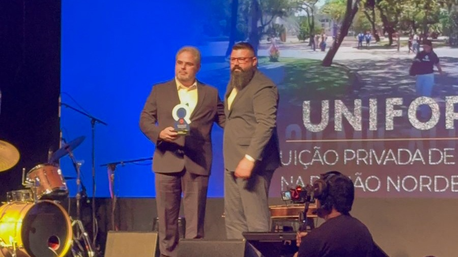 O Curador da Fundação Edson Queiroz, Edson Queiroz Neto, recebe o Prêmio Estrelas da Educação 2025, em São Paulo, em reconhecimento à Unifor como Melhor Instituição de Ensino Superior do Norte e Nordeste. Foto: Arquivo Pessoal