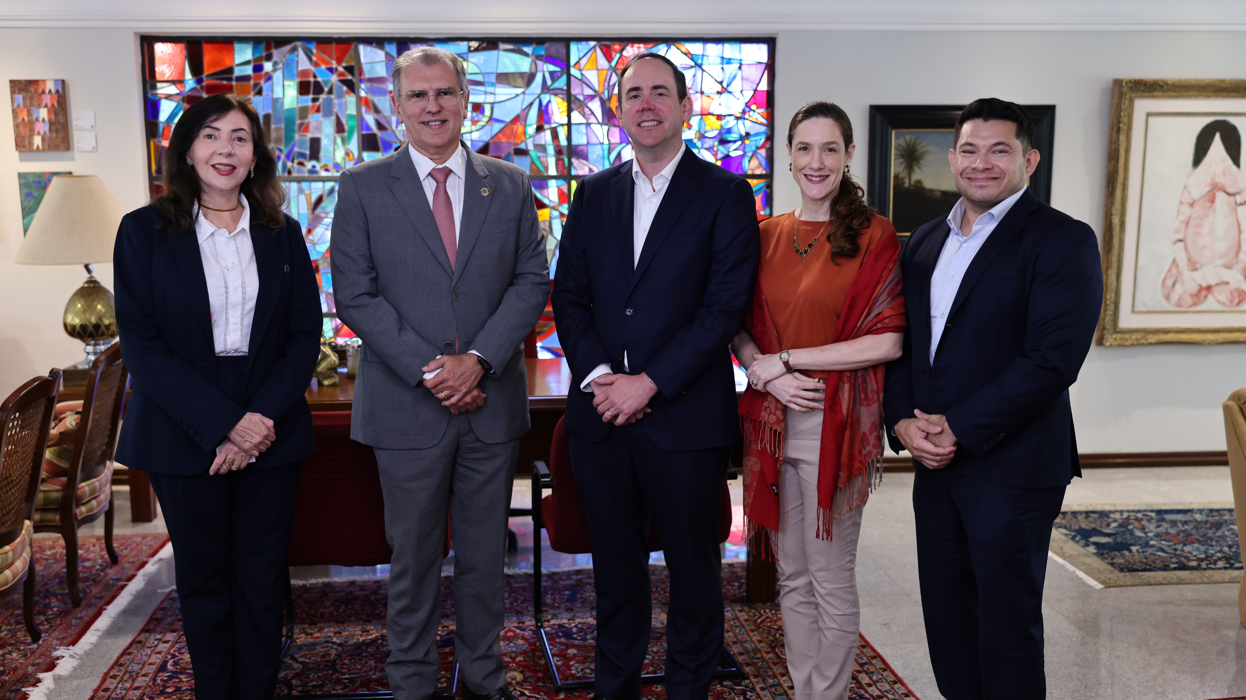 A diretora da DRI, Profa. Dra. Gina Pompeu; o reitor da Unifor, Prof. Dr. Randal Martins Pompeu; o cônsul-geral dos EUA no Recife, Kyle Richardson; a representante política e econômica do Consulado-Geral dos EUA no Recife, Joana Cavalcante; e o representante de Diplomacia Pública norte-americana, Eric Concha. - Foto: Ares Soares