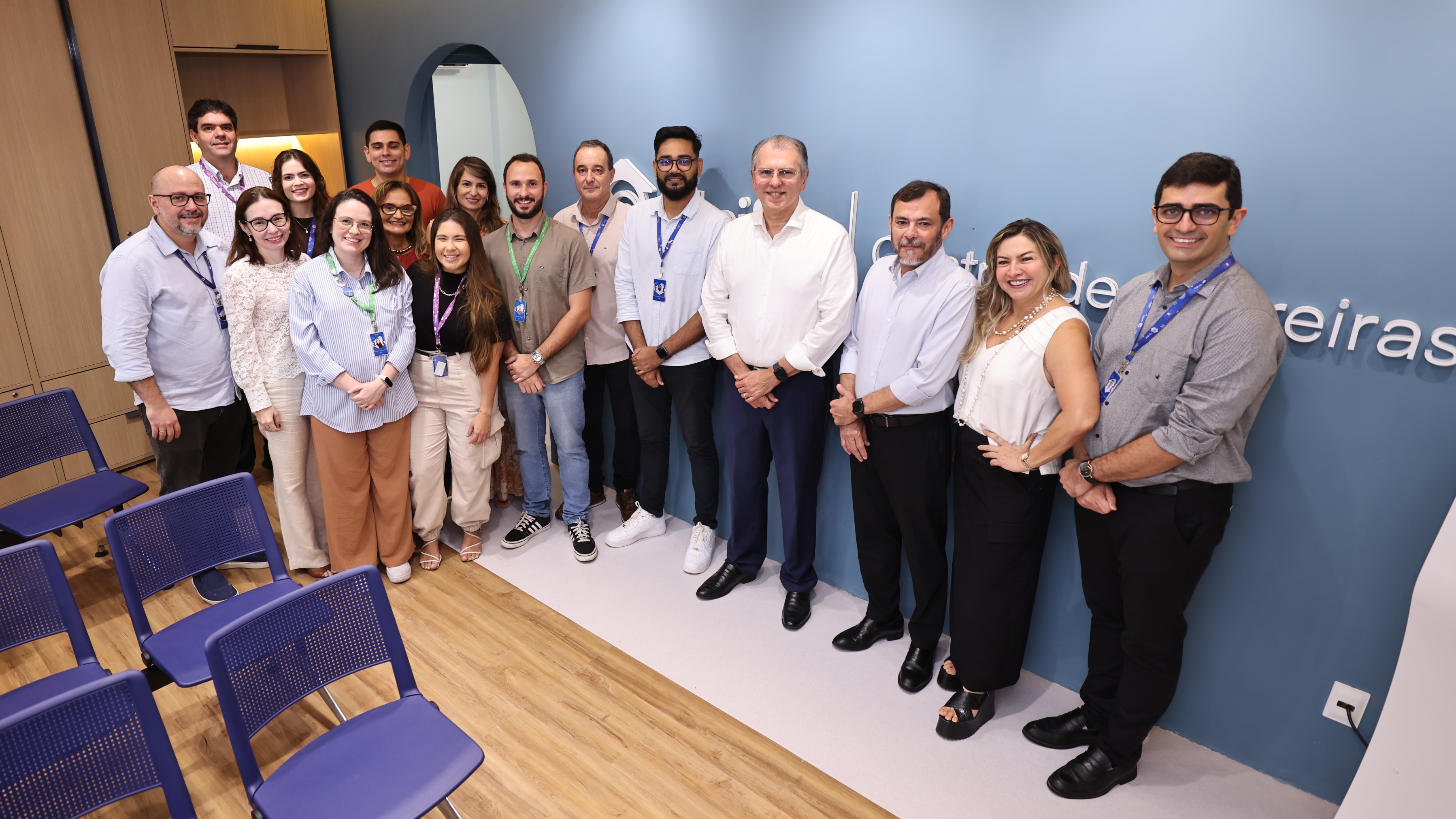 O reitor da Unifor, Prof. Dr. Randal Martins Pompeu, acompanhado pelos vice-reitores e pela equipe da Central de Carreiras e Egressos, durante o momento solene de inauguração do novo espaço. Foto: Ares Soares