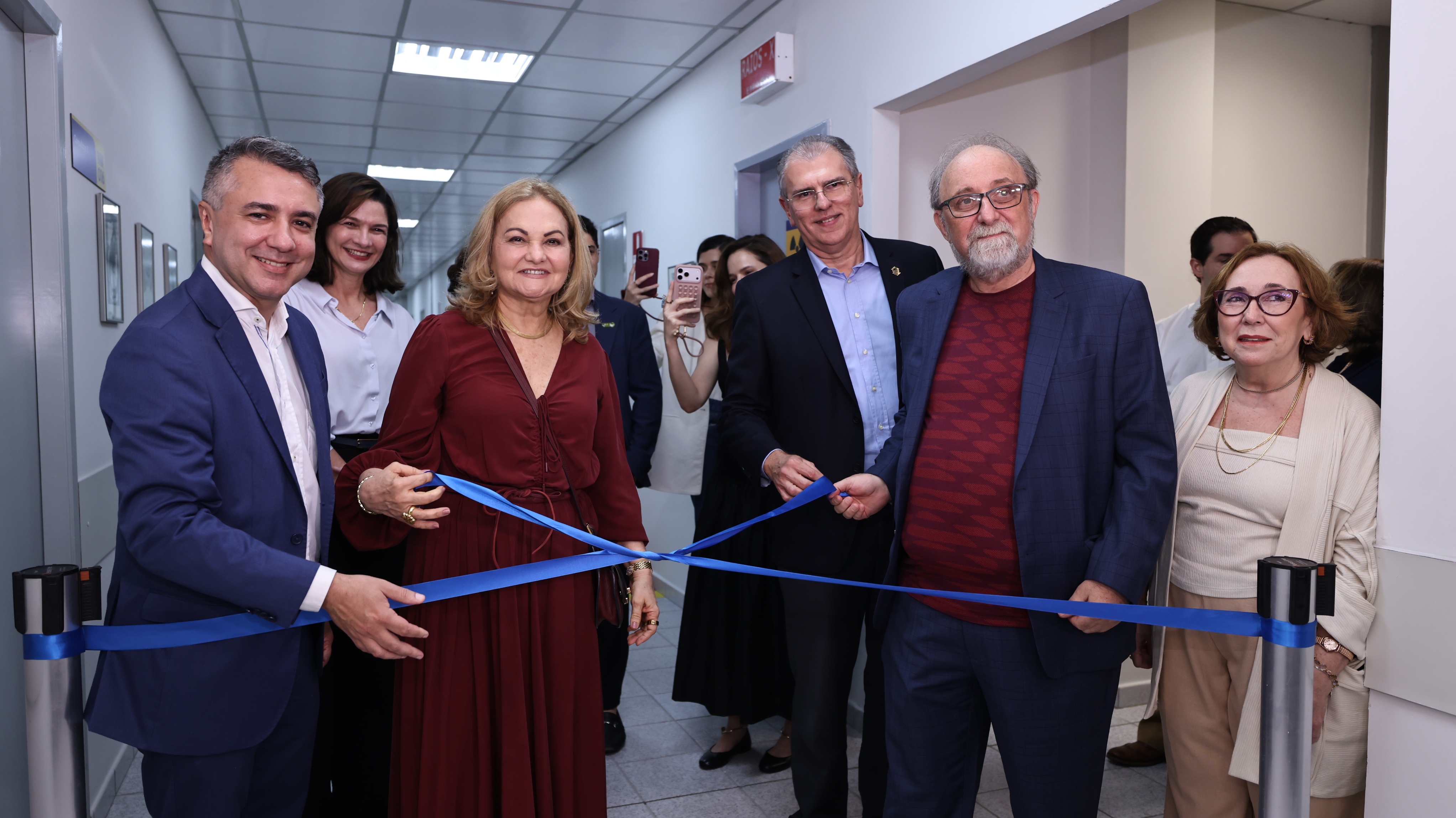 (Da esq. para dir.) O coordenador do Cend, Eduardo Jucá; a diretora do Centro de Ciências da Saúde da Unifor, Lia Brasil; a presidente da Fundação Edson Queiroz, Lenise Queiroz; o reitor da Unifor, Prof. Dr. Randal Martins Pompeu; o neurocientista Miguel Nicolelis; e a coordenadora do Centro Multidisciplinar de Pesquisa Clínica Viviana Costa - Foto: Ares Soares