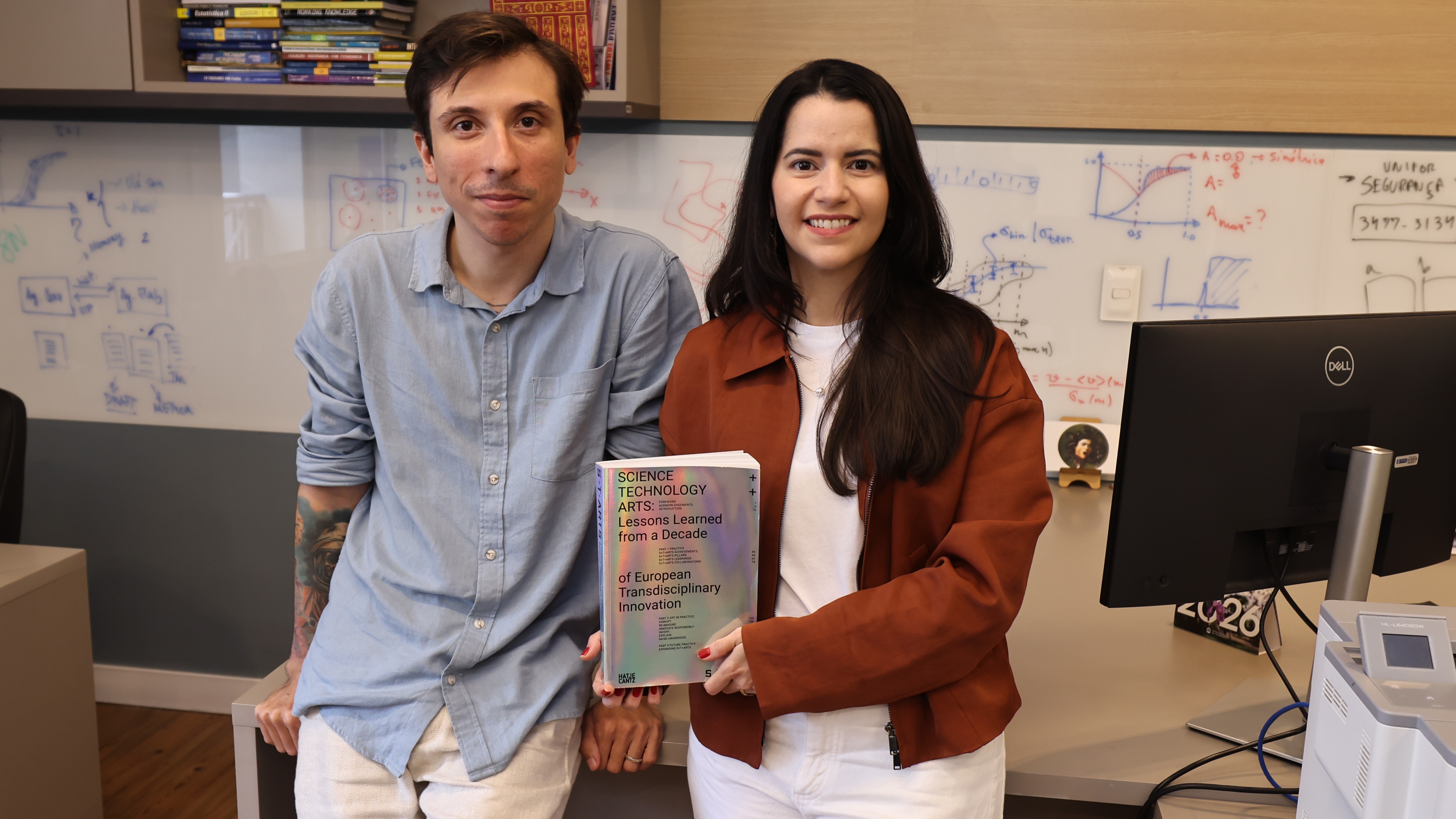 Hygor P. M. Melo, pesquisador do Núcleo de Ciência de Dados e Inteligência Artificial (NCDIA); e Lara Furtado, professora do Mestrado Profissional em Ciências da Cidade. Foto: Ares Soares