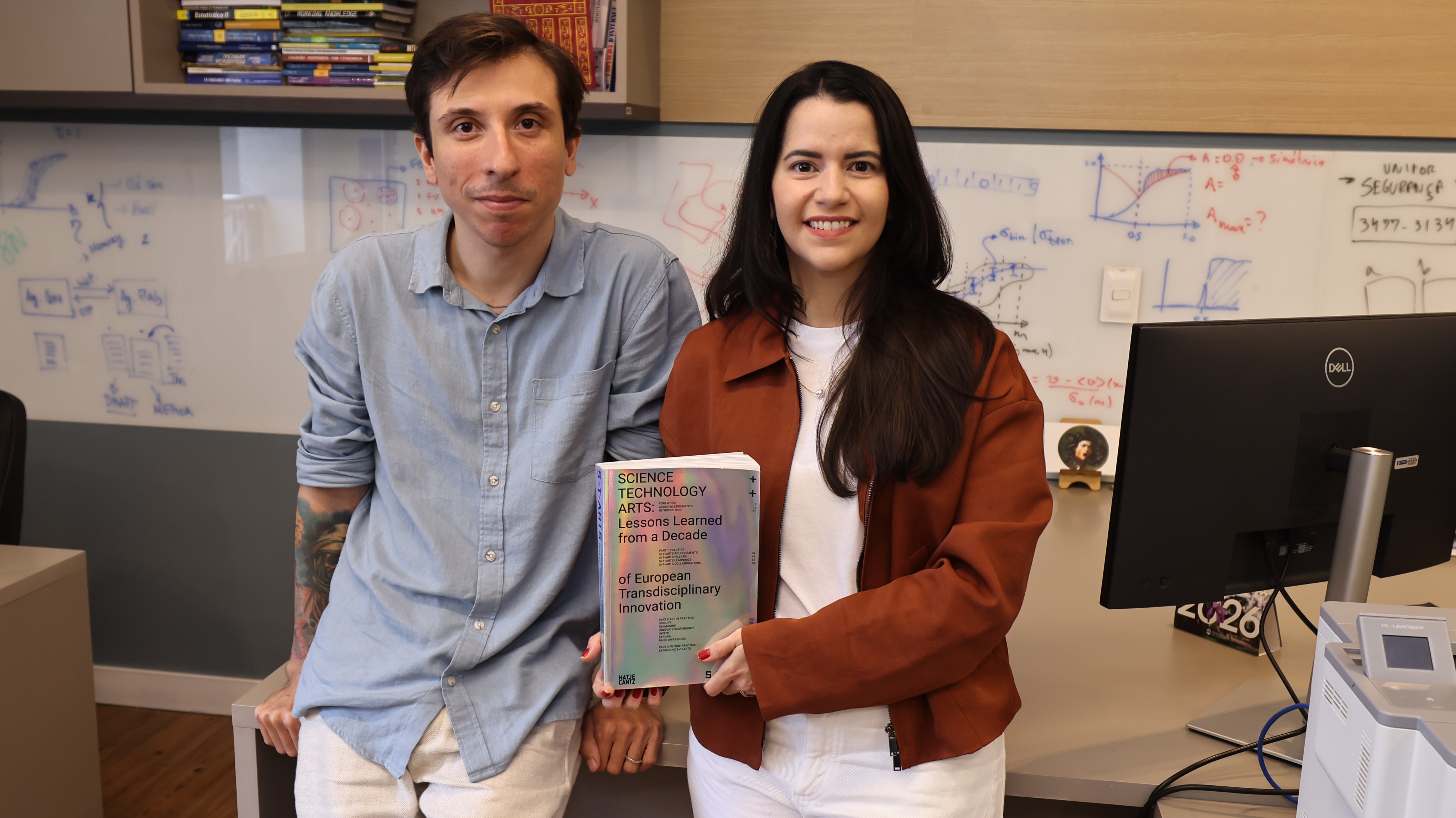 Hygor P. M. Melo, pesquisador do Núcleo de Ciência de Dados e Inteligência Artificial (NCDIA); e Lara Furtado, professora do Mestrado Profissional em Ciências da Cidade. Foto: Ares Soares
