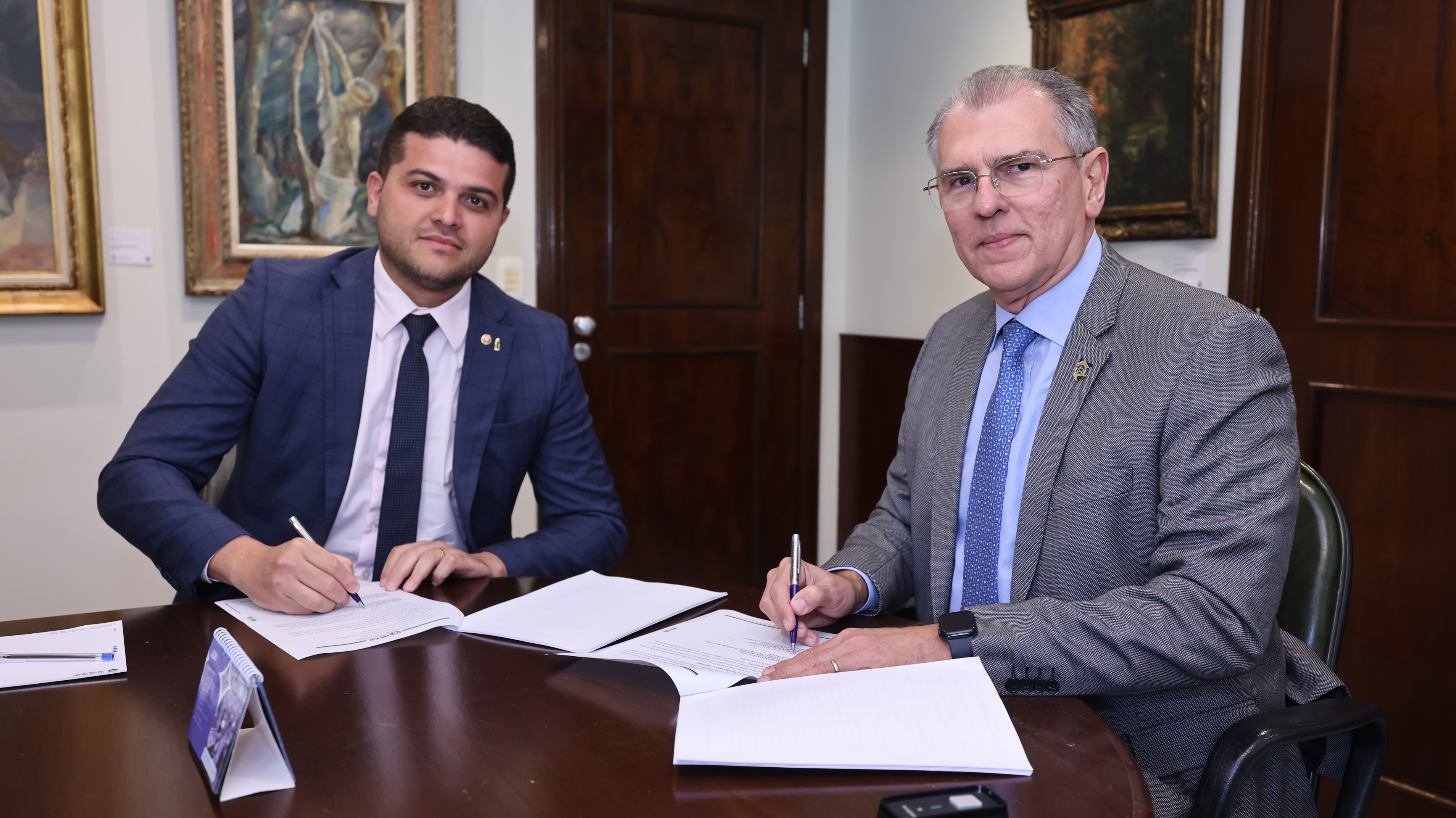 O procurador-geral de Justiça, Herbet Gonçalves Santos; e o reitor da Unifor, Prof. Dr. Randal Martins Pompeu - Foto: Ares Soares