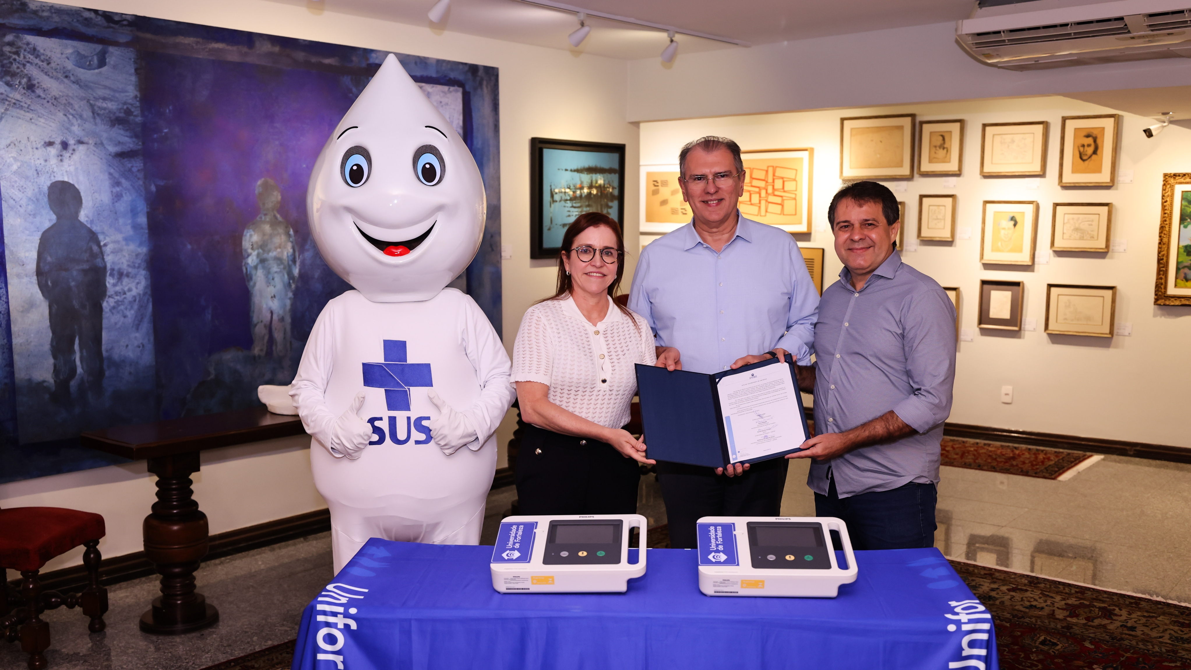 Entrega feita pelo reitor da Unifor, Profº Drº Randal Martins Pompeu ao prefeito de Fortaleza, Evandro Leitão, e à secretária municipal da Saúde, Riane Azevedo. Foto: Ares Soares