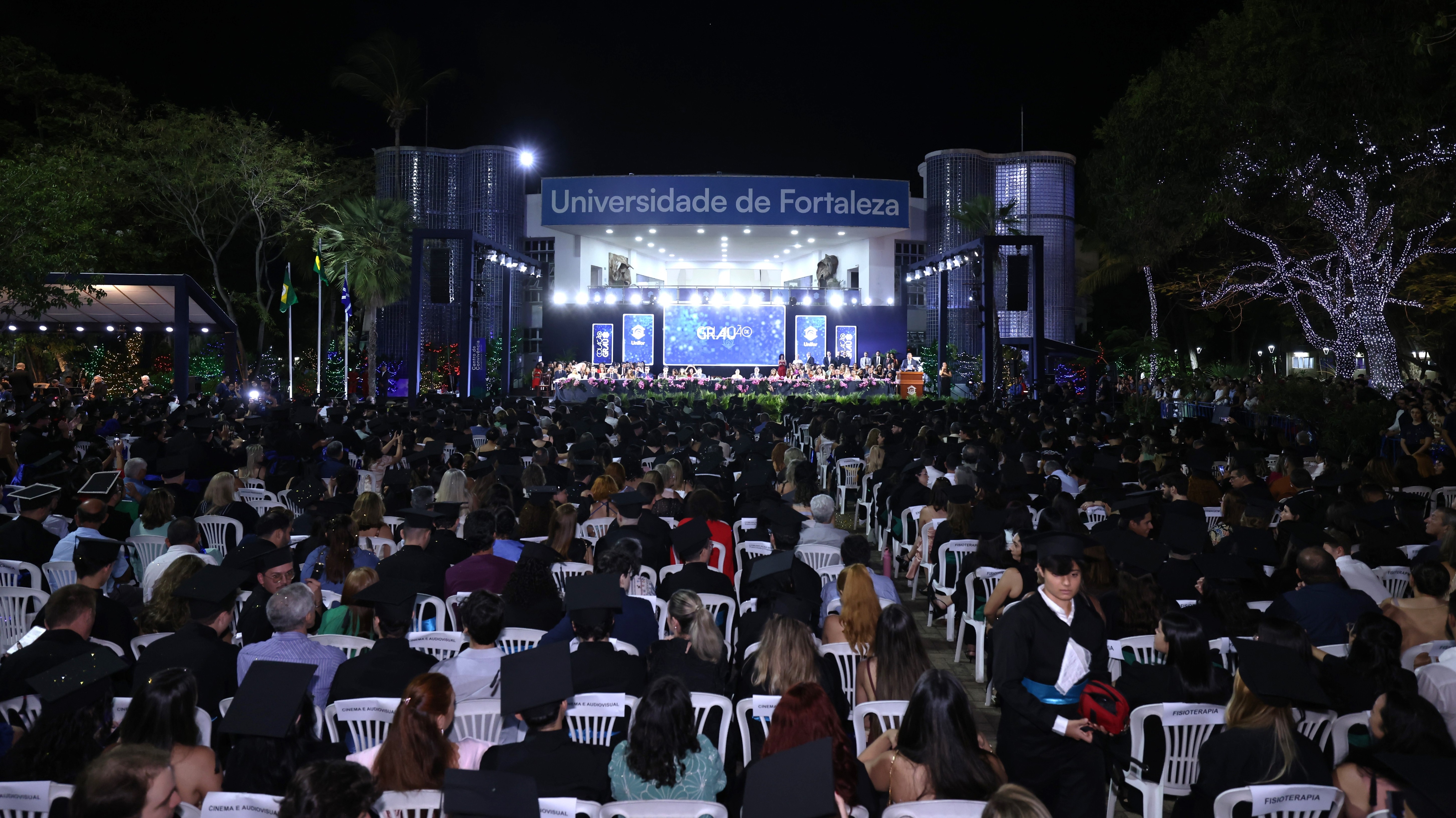 Milhares de pessoas, entre formandos, familiares e amigos, acompanharam a solenidade realizada no campus da Universidade de Fortaleza - Foto: Ares Soares