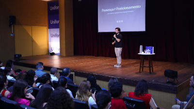 Na palestra, Luca destacou a importância de ter posicionamento no mercado de trabalho