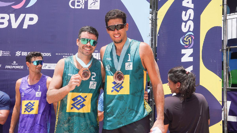 O aluno compõe a dupla Jonathan/Guto e conquistou a medalha de bronze após vencer, por 2 sets a 1, a disputa pelo terceiro lugar contra a dupla Mateus/Adelmo (Foto: CBV)