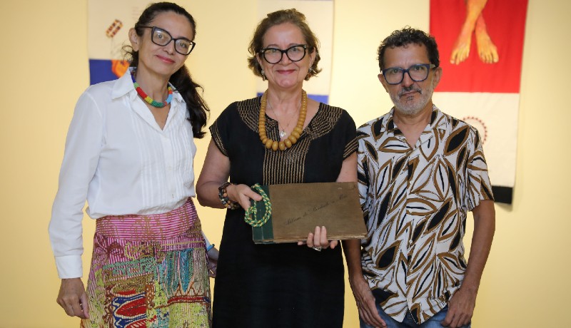 Izabel Gurgel, Beatriz Castro e Mario Sanders. O artista reúne bordados, desenhos e pinturas na mostra individual (Foto: Ares Soares)
