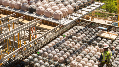 O sistema BubbleDeck é composto pela inclusão de esferas plásticas nas lajes de concreto, espaçadas de forma uniforme entre duas telas metálicas soldadas e fixadas em treliças (Foto: Divulgação/Bubbledeck)