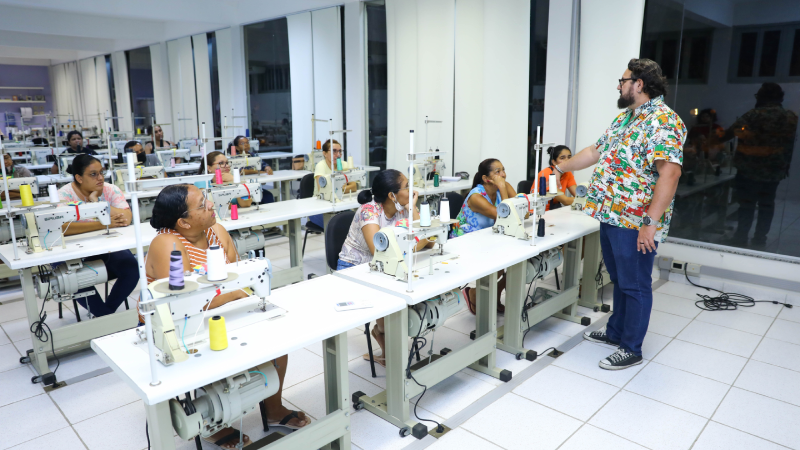 Os cursos abrangem formação profissional, empreendedorismo, tecnologia, serviços, cuidados, alimentação, beleza e atividades artesanais. Foto: Ares Soares