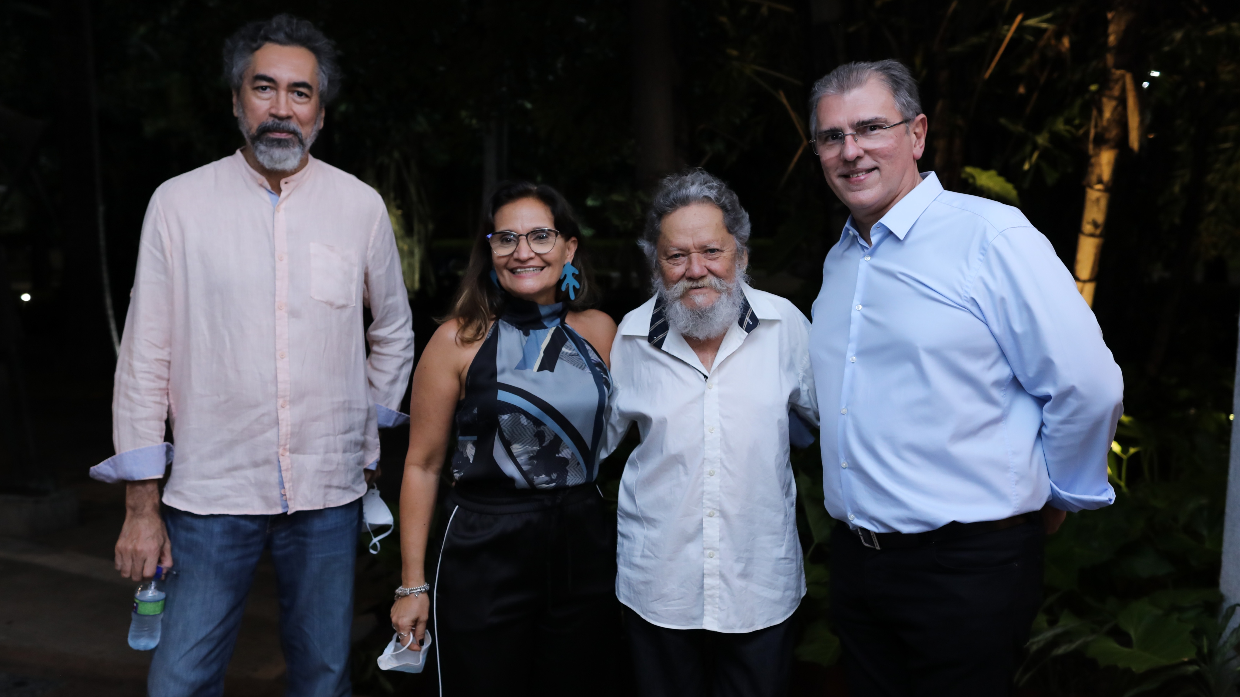 O desenhista, pintor e mestre em literatura, Fernando França, a vice-reitora de Extensão e Comunidade Universitária da Unifor, Adriana Helena Moreira, com Zé Tarcísio, e o reitor da Unifor, Prof. Dr. Randal Martins Pompeu - Foto: Ares Soares