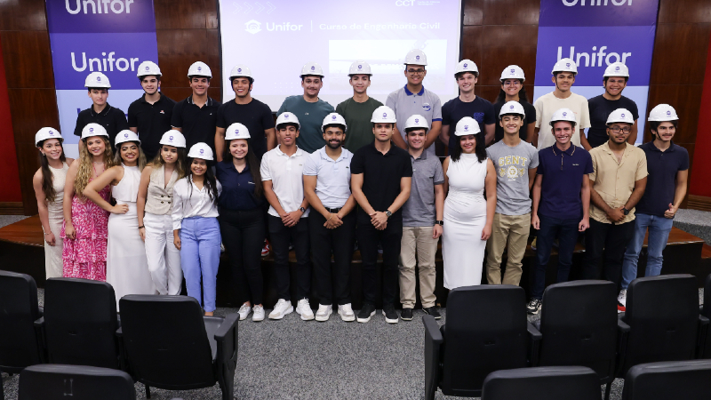 Estudantes de Engenharia Civil da Unifor recebem o capacete branco, símbolo de segurança e responsabilidade com a profissão (Foto: Ares Soares)