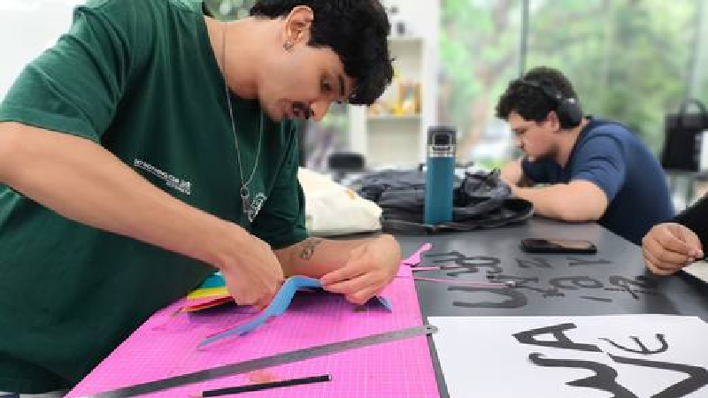 A proposta pedagógica do curso estimula o pensamento crítico, a criatividade e a capacidade de desenvolver soluções para demandas reais da sociedade. (Foto: Ares Soares)