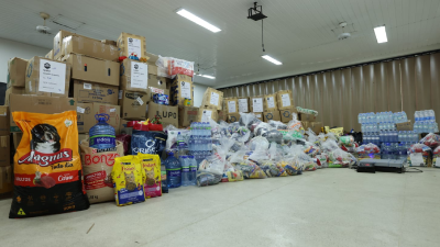 A campanha arrecadou 3,6 toneladas em doações em itens essenciais e 1,1 mil litros de água (Foto: Ares Soares)