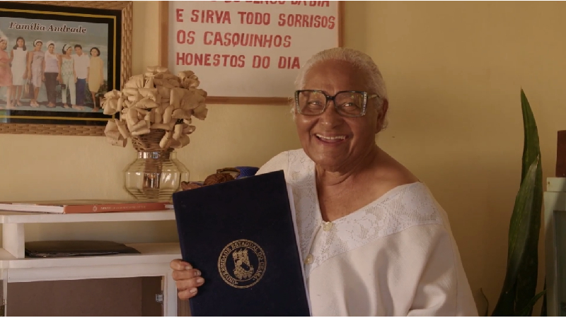 Dona Bia, Mestre Artesã especializada em de renda labirinto (Imagem: arquivo TV Unifor).