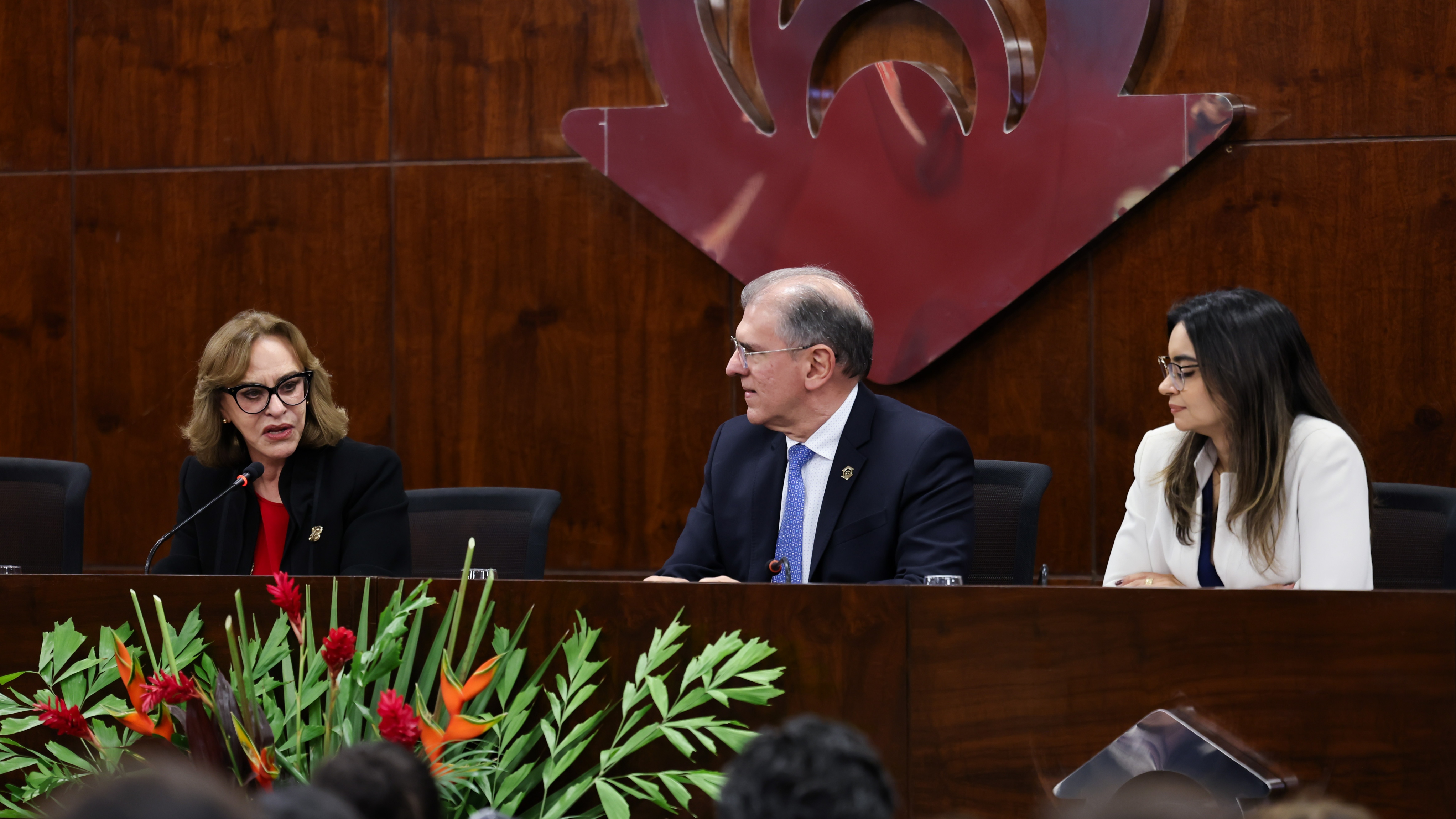 Embaixadora ao lado do reitor da Unifor, Profº Dr. Randal Martins Pompeu, e da nova vice-reitora de Ensino de Graduação e Pós-Graduação, Profª Katherinne Maciel. Foto: Ares Soares