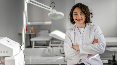 Para quem tem interesse na área, escolher o curso de Estética e Cosmética da Universidade de Fortaleza é optar por uma formação reconhecida pela qualidade acadêmica, infraestrutura moderna e forte vivência prática.(Foto: Getty Images)