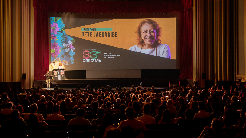 Bete Jaguaribe foi umas das homenageadas com o Troféu Eusélio Oliveira na abertura da 33ª edição do Cine Ceará (Foto: Luiz Alves)