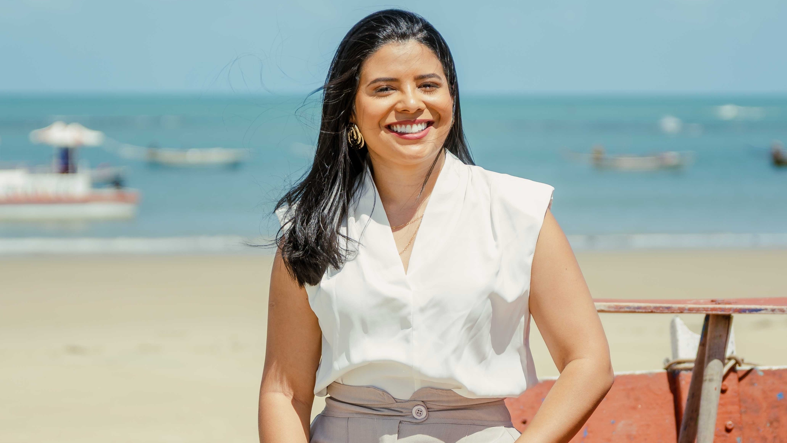 Capa da 18ª edição da Revista Unifor, a advogada Inês Vera, que é egressa da universidade, voltou à sua cidade natal - Mundaú (CE) - com a missão de democratizar o direito à aposentadoria da população local (Foto: Ícaro Soares)