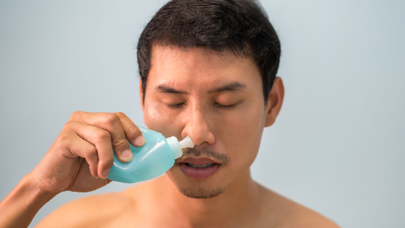 O uso de soluções salinas, como soro fisiológico, é indicado para a limpeza do nariz.(Foto: Getty Images)