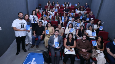 A obra reúne relatos de experiências de mobilidade acadêmica internacional (Foto: Ares Soares)