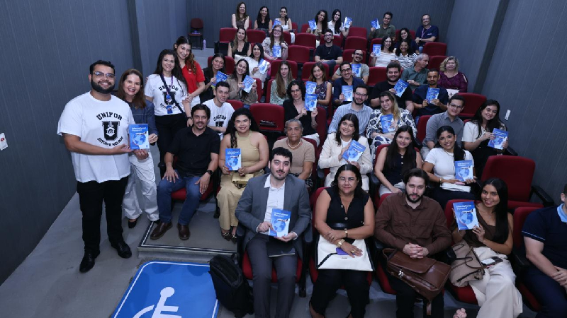 A obra reúne relatos de experiências de mobilidade acadêmica internacional (Foto: Ares Soares)