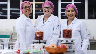 O estudo foi realizado pelas pesquisadoras em 2018 e 2019, no laboratório de controle de qualidade físico-químico da Universidade de Fortaleza (Foto: Ares Soares)