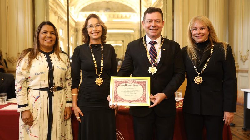 Momento de entrega do certificado ao professor Aldo Angelim, ao lado de outros membros da Academia (Foto: Arquivo pessoal)