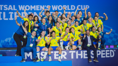 Seleção Brasileira Feminina de Futsal comemorando o título inédito (Foto: Fabio Souza/ CBF)
