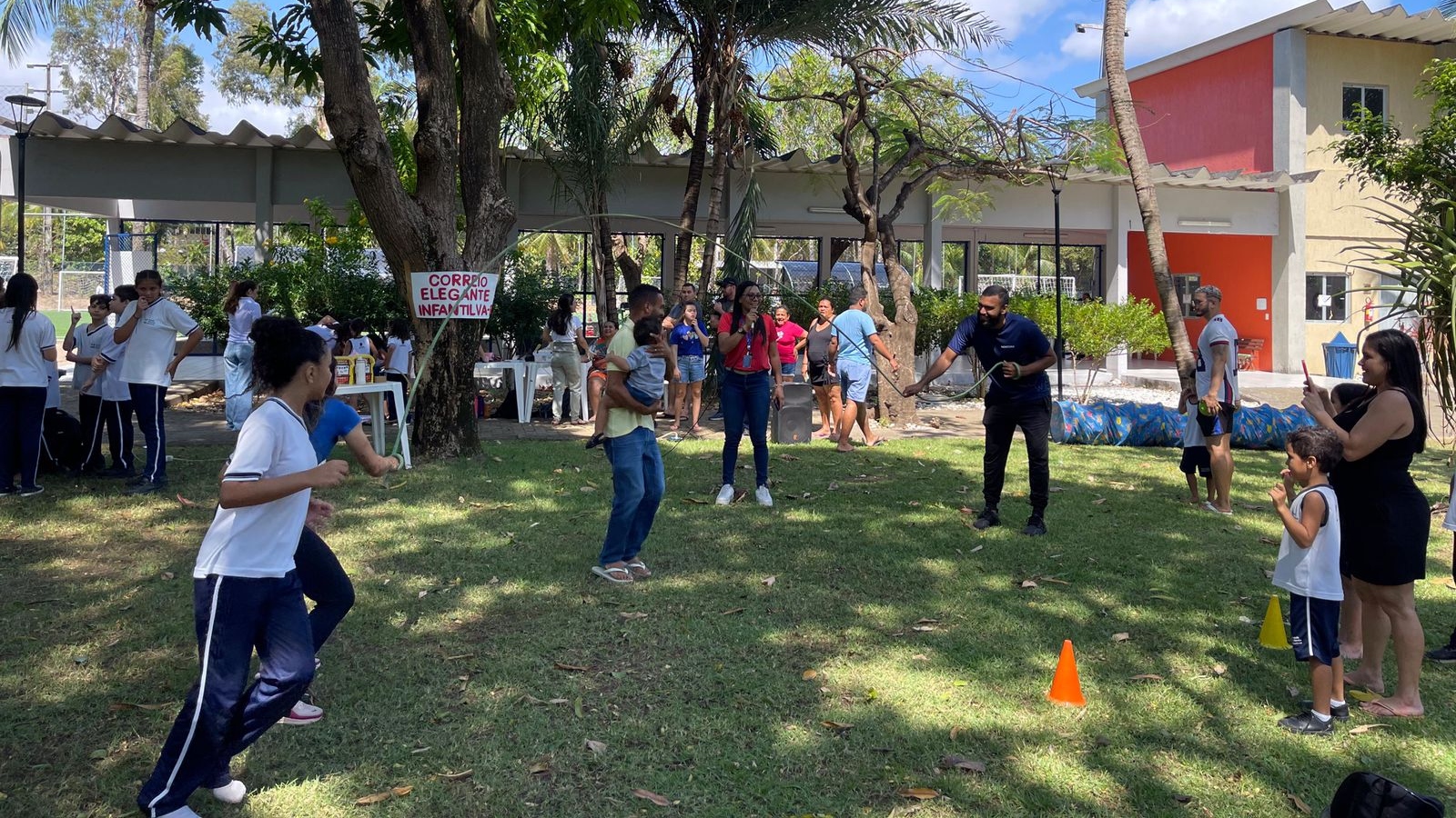 Alunos de Educação Física da Unifor organizam atividade de pular corda durante a celebração do Dia da Família da Escola Yolanda Queiroz (Foto: Amanda Patricio)
