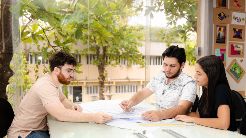 Semana de Design de Interiores reúne estudantes em atividades práticas que aproximam a formação acadêmica das diferentes possibilidades de atuação profissional na área. (Foto: Gabriel Rissi)