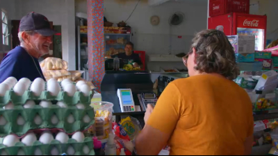 Edvânia Elita em atendimento na mercearia do Bolinha, 1ª bodega da série Bodega 300 (Foto: Reprodução/TV Unifor)