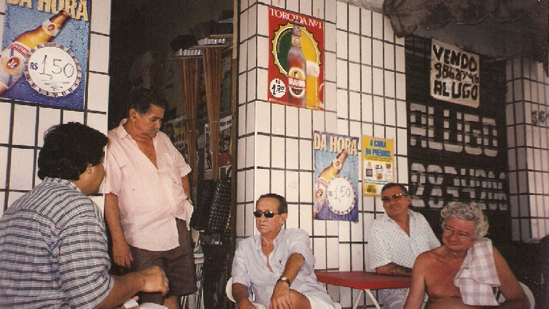 Falecido Seu Nonato com clientes conversando na fachada do “Bar do Seu Nonato”, 3° episódio do Bodega 300 (Foto: Acervo do Bar do Seu Nonato)