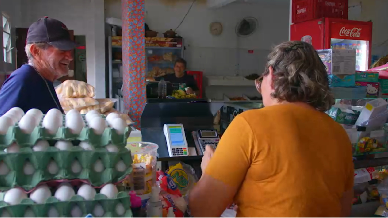 Edvânia Elita em atendimento na mercearia do Bolinha, 1ª bodega da série Bodega 300 (Foto: Reprodução/TV Unifor)