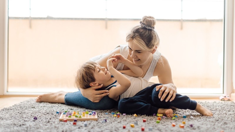 Observação, conhecimento e orientação são componentes necessários para que os pais com crianças dentro do espectro autista garantam um bom desenvolvimento sociocomunicativo aos seus filhos (Foto: Getty Images)