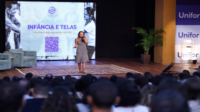 A juíza também provocou a reflexão sobre o novo modelo parental, trazendo quatro exemplos que afetam negativamente a formação dos jovens. (Foto: Ares Soares)