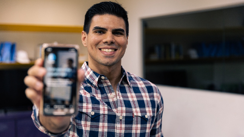 Victor Levi de Melo, egresso de Engenharia Civil, criou uma startup para auxiliar estudantes do ensino básico (Foto: Lucas Plutarcho)