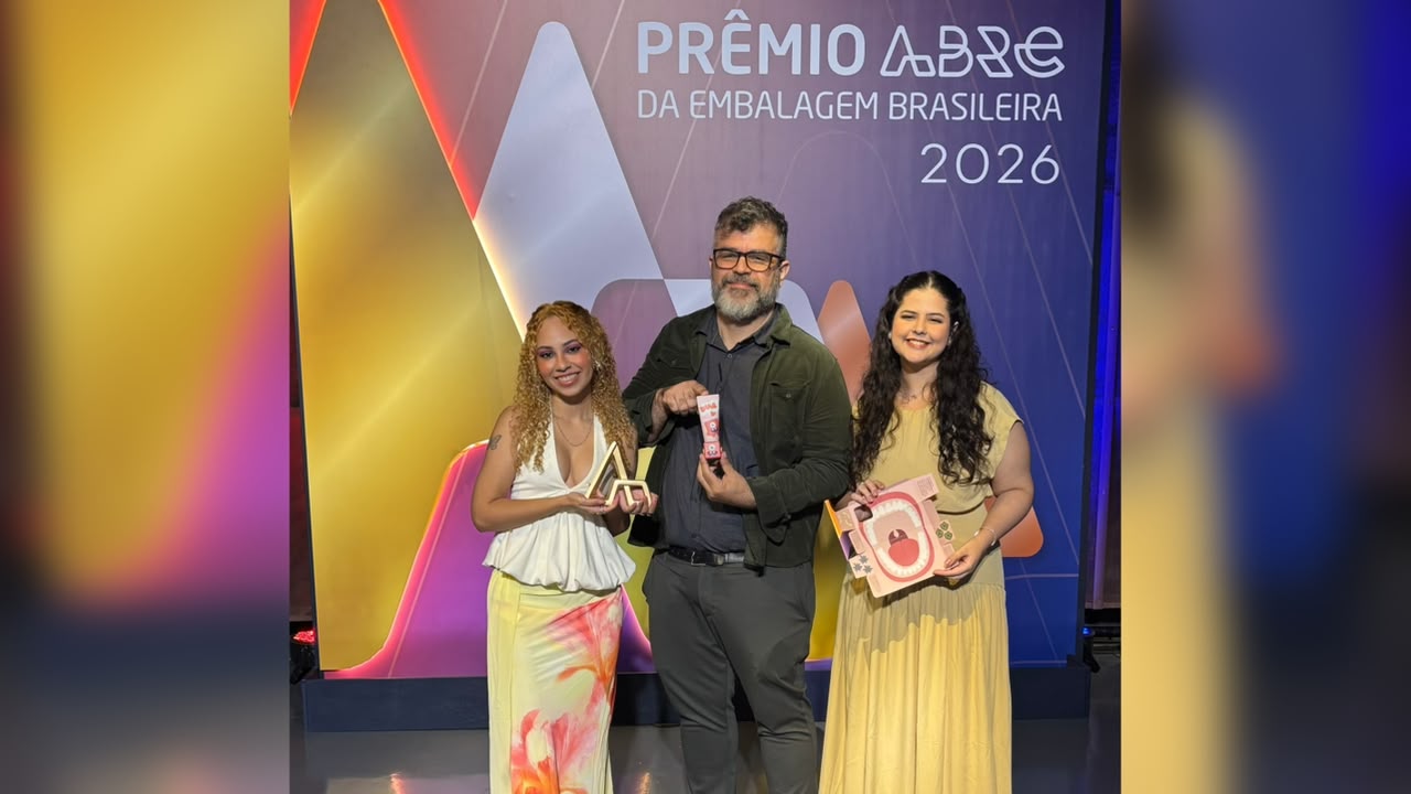 As alunas Julia e Lorena com o professor orientador Thyago Cabral durante a premiação ocorrida em São Paulo - Foto: Acervo Pessoal