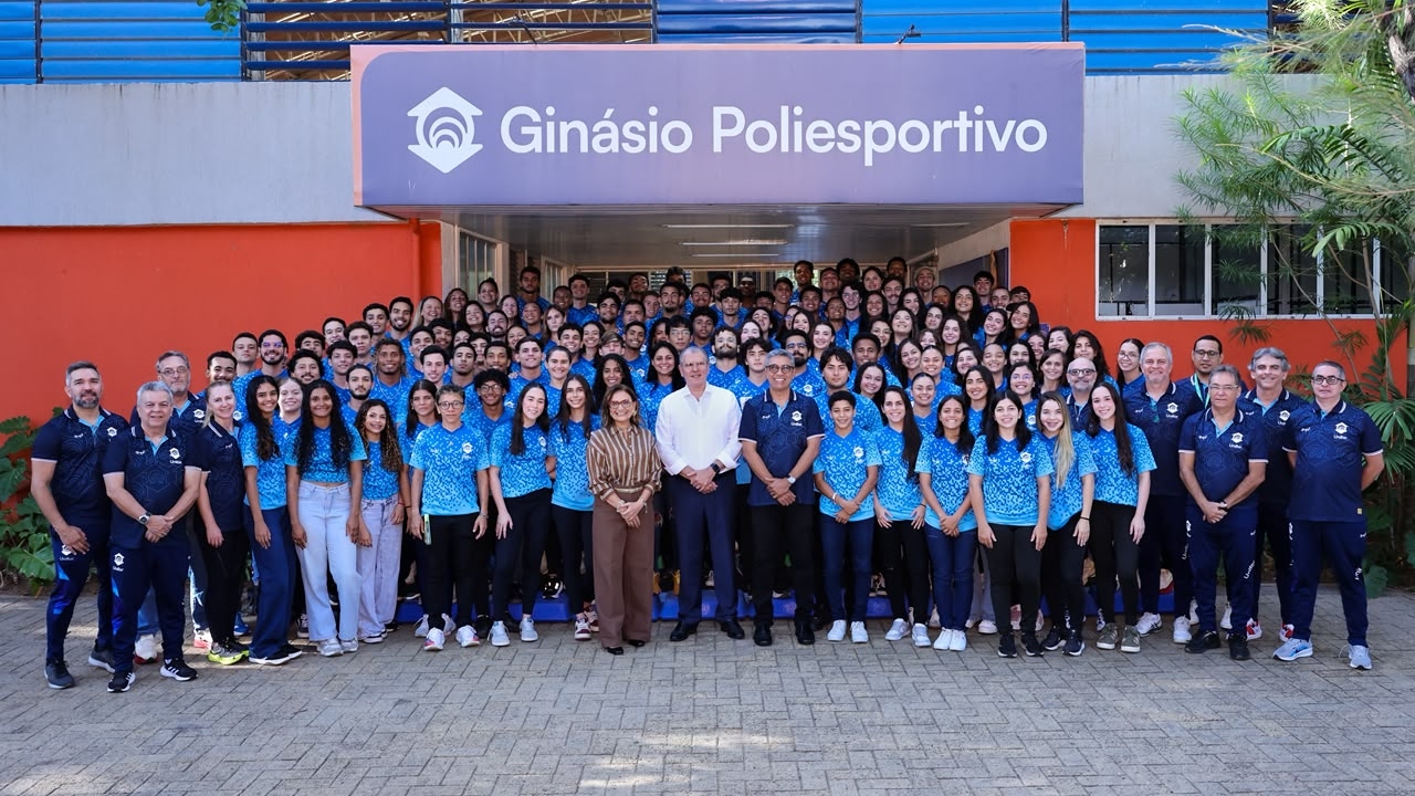 Registro reúne estudantes-atletas, professores e técnicos ao lado do Reitor Randal Pompeu e da Vice-Reitora de Extensão, Adriana Helena Moreira e celebra resultados da Unifor em competições nacionais e internacionais (Foto: Ares Soares)