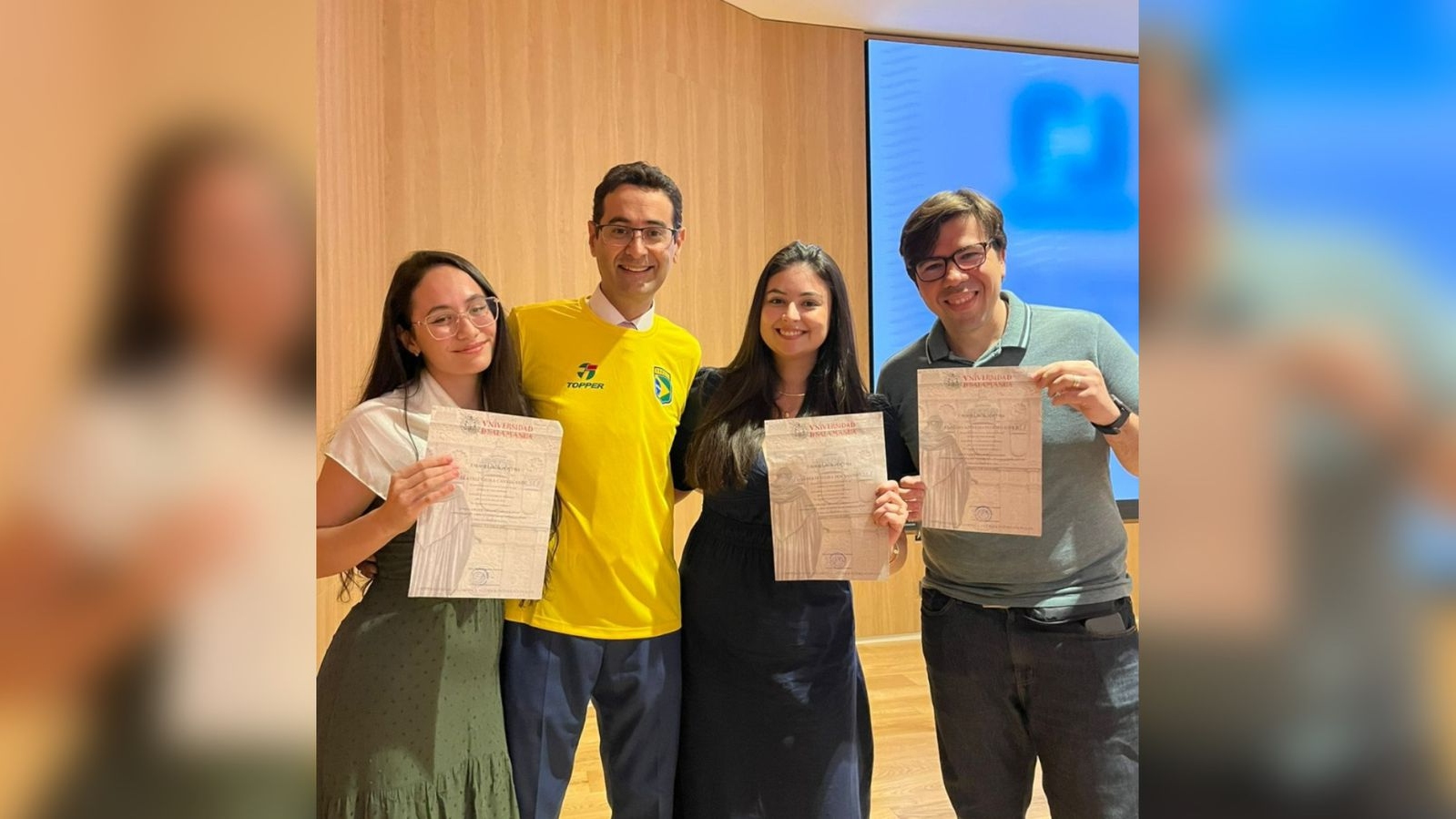 Os(as) alunos(as) da Unifor, Beatriz Cavalcante, Sâmia Oliveira e Cláudio Azevedo, junto ao consejero delegado de Cursos Internacionales De La Universidad de Salamanca, José Miguel Sánchez Llorente - Foto: Arquivo Pessoal