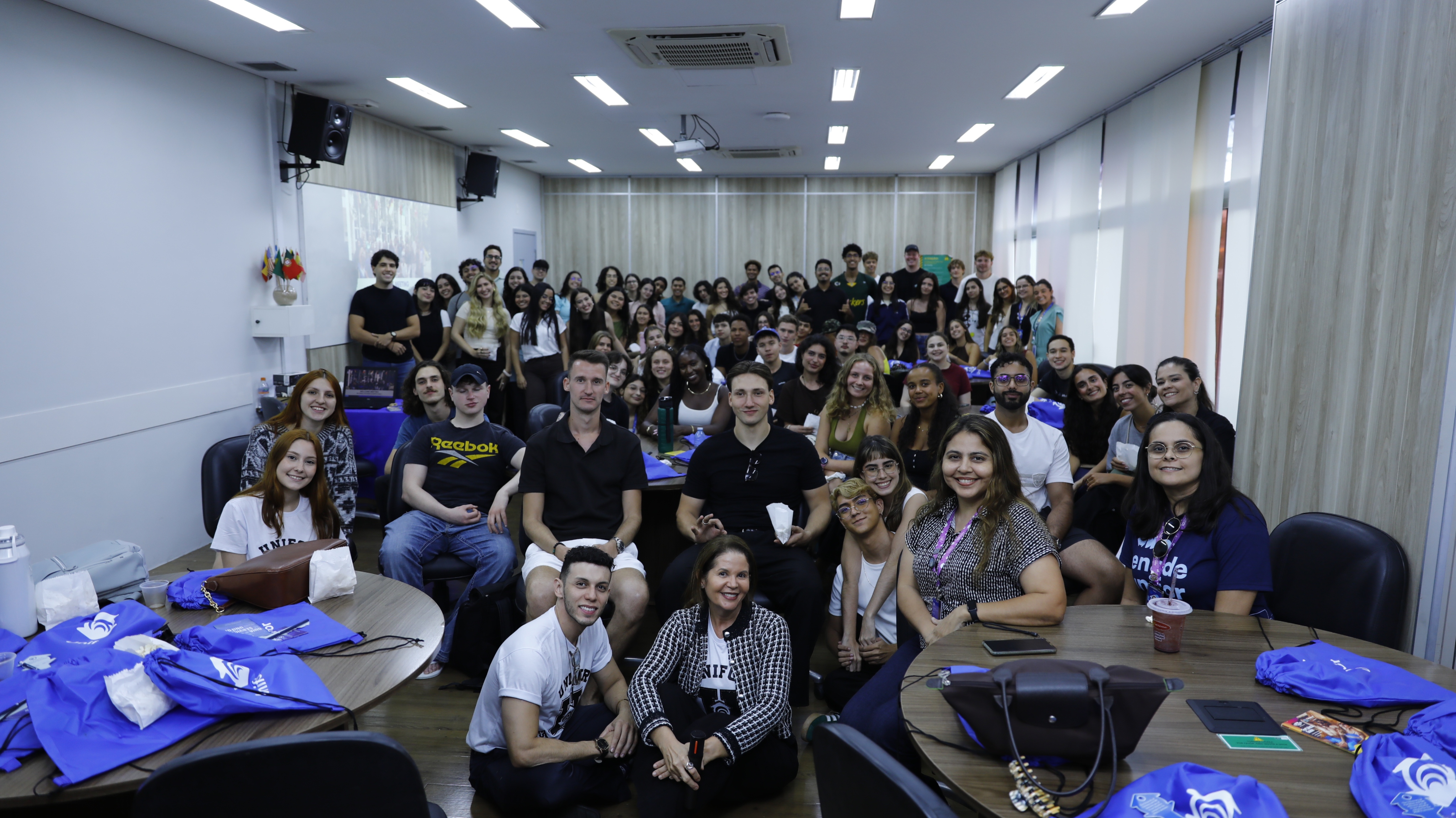 Sessenta alunos de onze países participaram da acolhida promovida pela DRI, no Bloco H da Unifor - Foto: Marjorie Zaranza