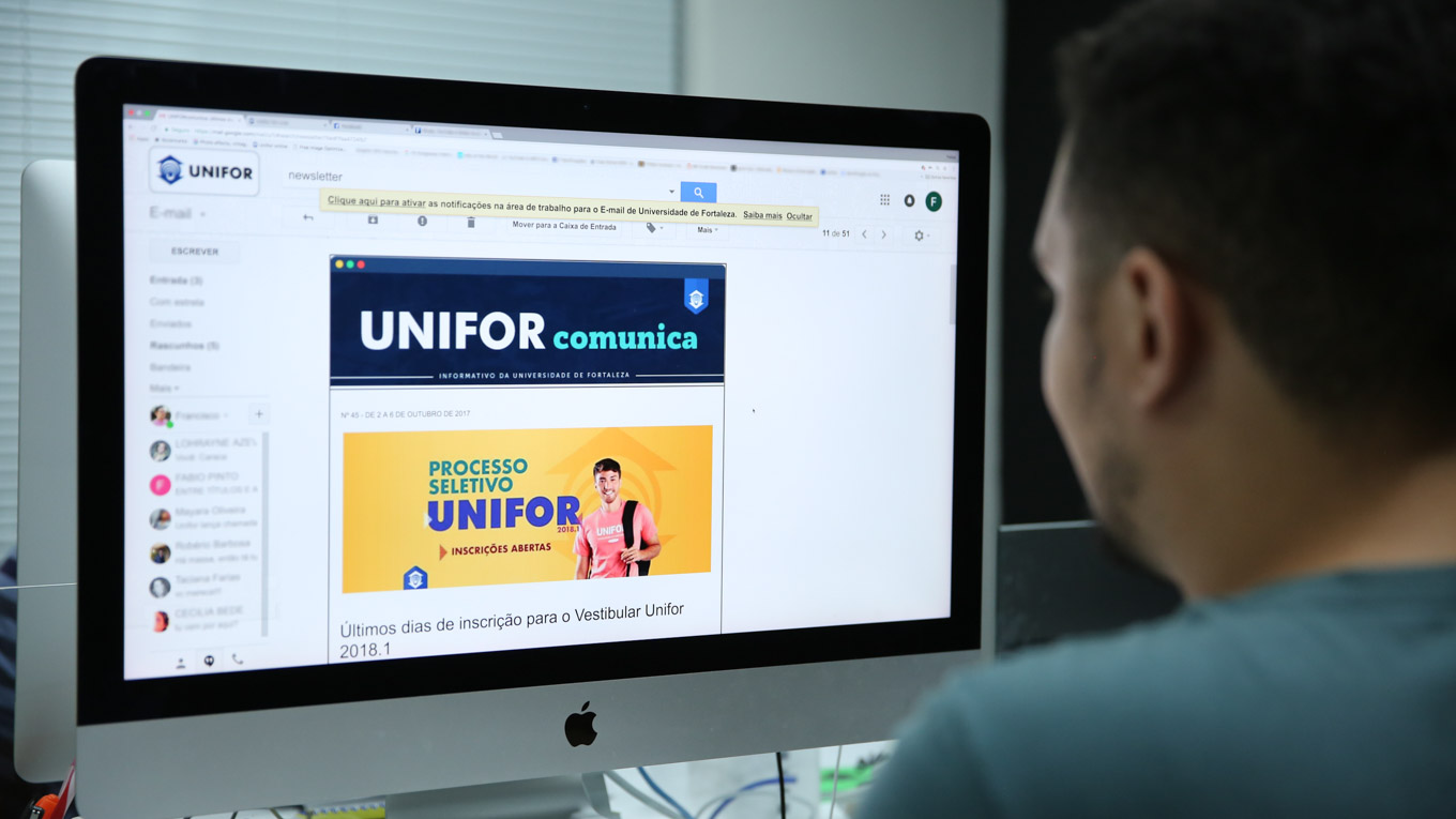 Homem visualiza a Newsletter UniforComunica no computador.