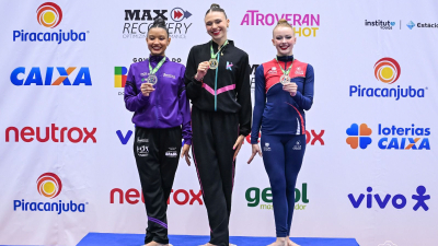 As três estudantes da Unifor celebram a conquista no Torneio Nacional de Ginástica Rítmica, em Aparecida do Norte (SP) (Foto: Divulgação