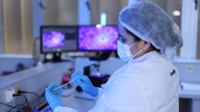 O evento contará com palestra da biomédica Natália Vasconcelos de Souza sobre “Spillover viral e zoonoses emergentes: desafios atuais e o papel do biomédico na saúde global” (Foto: Ares Soares)