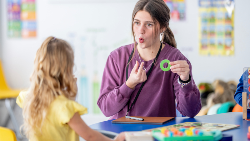A Fonoaudiologia Educacional colabora com educadores e famílias para identificar dificuldades de audição, fala, linguagem oral/escrita e voz (Foto: Getty Images)