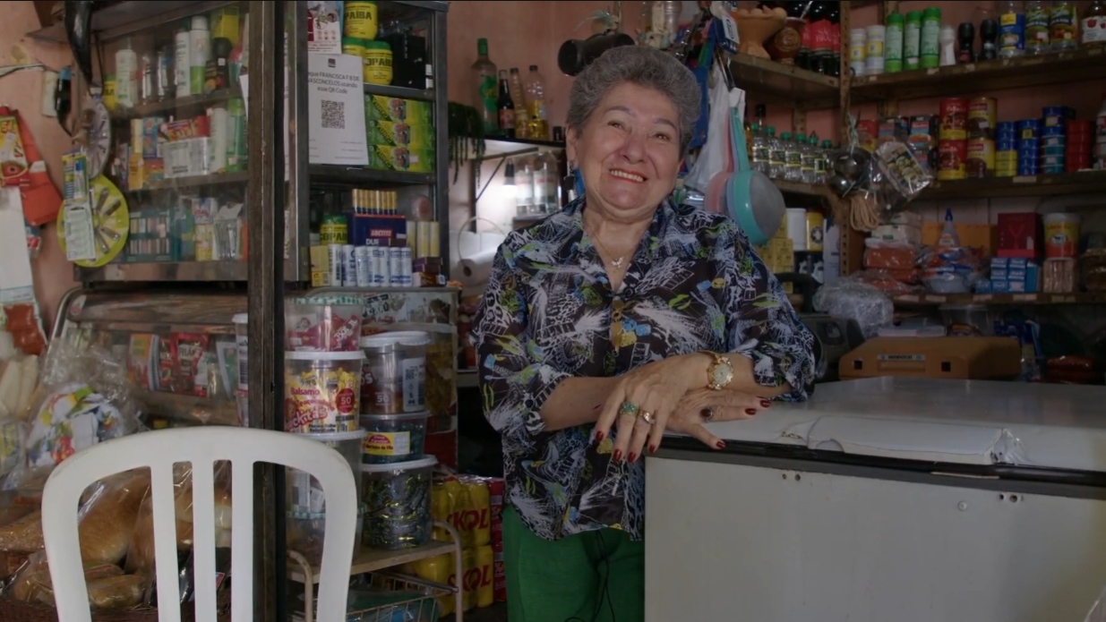 O episódio tem como foco principal a bodega “Mercadinho e Lanchonete St. Expedito”, da Dona Fátima, docente aposentada que trabalha há mais de 20 anos no Mercadinho Público - Foto: TV Unifor