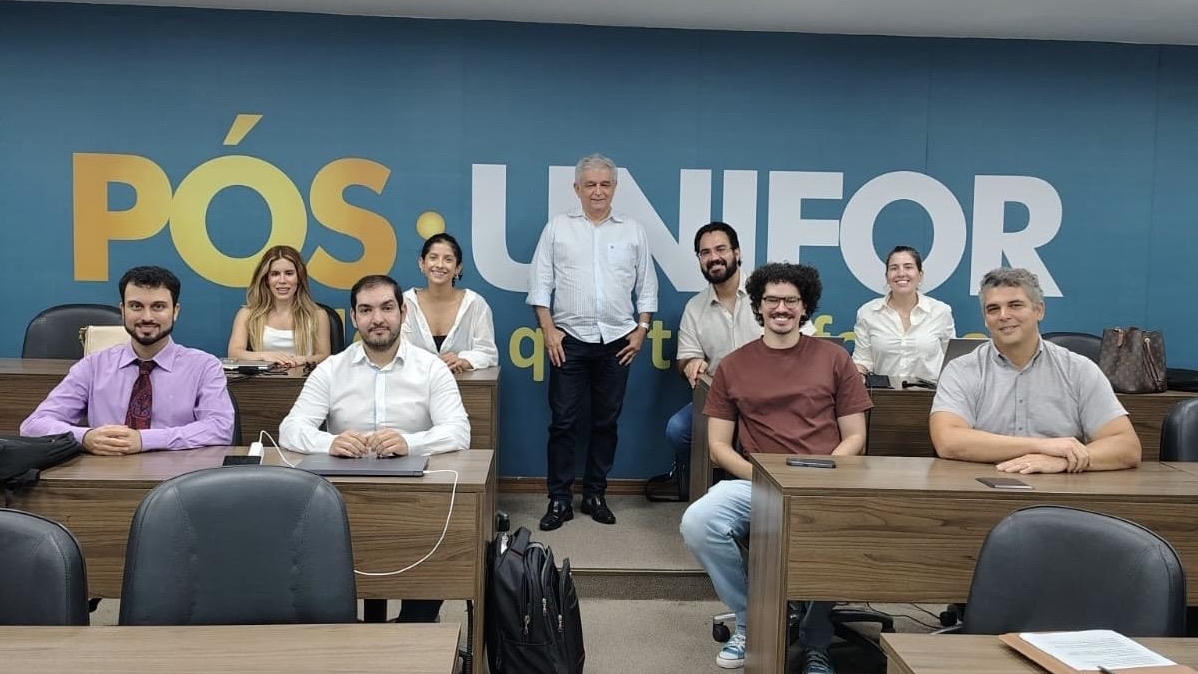 Prof. Humberto Cunha e os alunos da pós-graduação coautores do livro Matrizes Internacionais dos Direitos Culturais (Arquivo Pessoal)