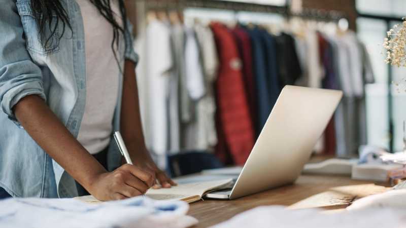 A edição desta quarta-feira (22), intitulada “Construindo marcas de moda de sucesso”, trará como convidado o estilista Josenias Júnior. (Foto: GettyImages)